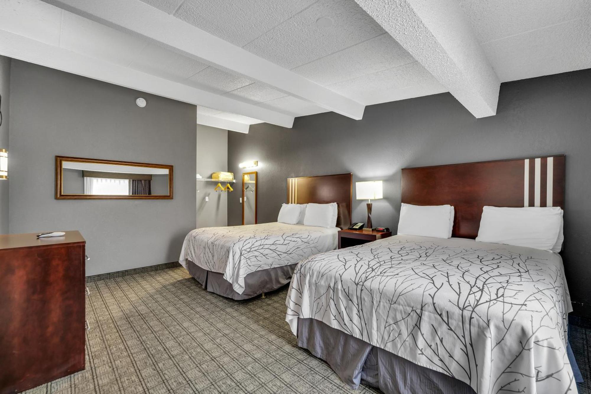 Eastlake Suites Hotel & Conference Center By Oyo Urbana Champaign Exterior foto