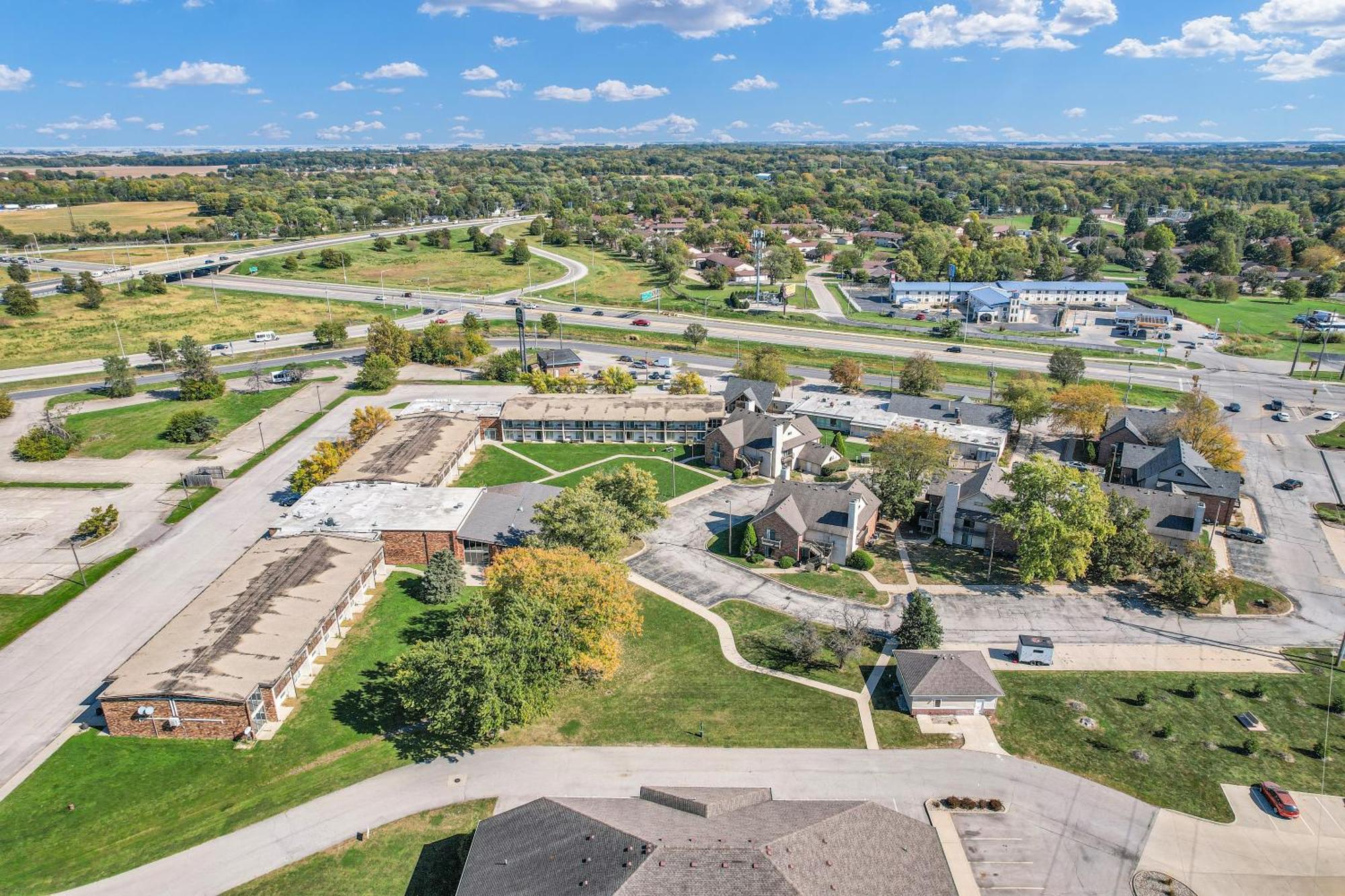 Eastlake Suites Hotel & Conference Center By Oyo Urbana Champaign Exterior foto