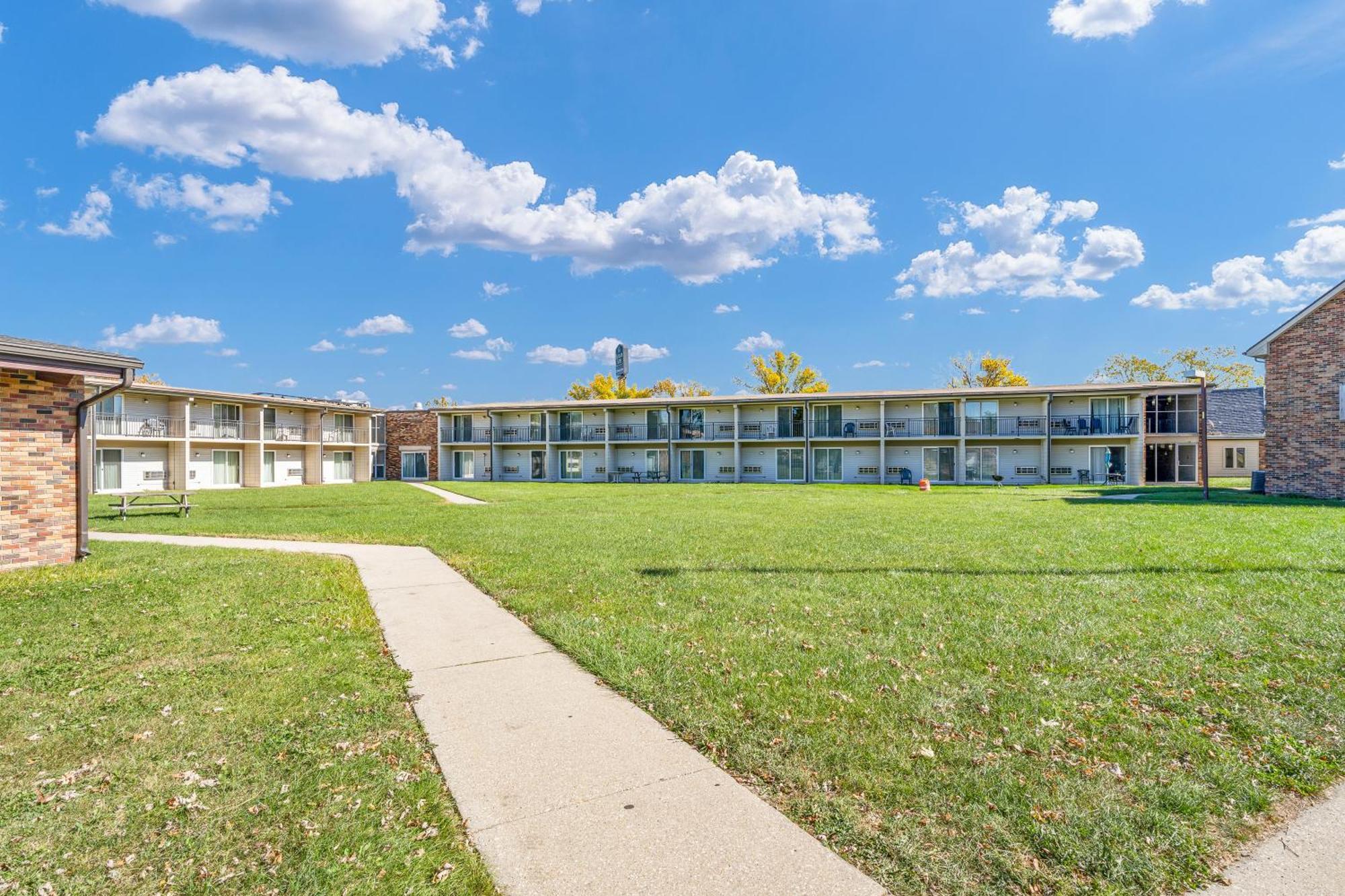 Eastlake Suites Hotel & Conference Center By Oyo Urbana Champaign Exterior foto