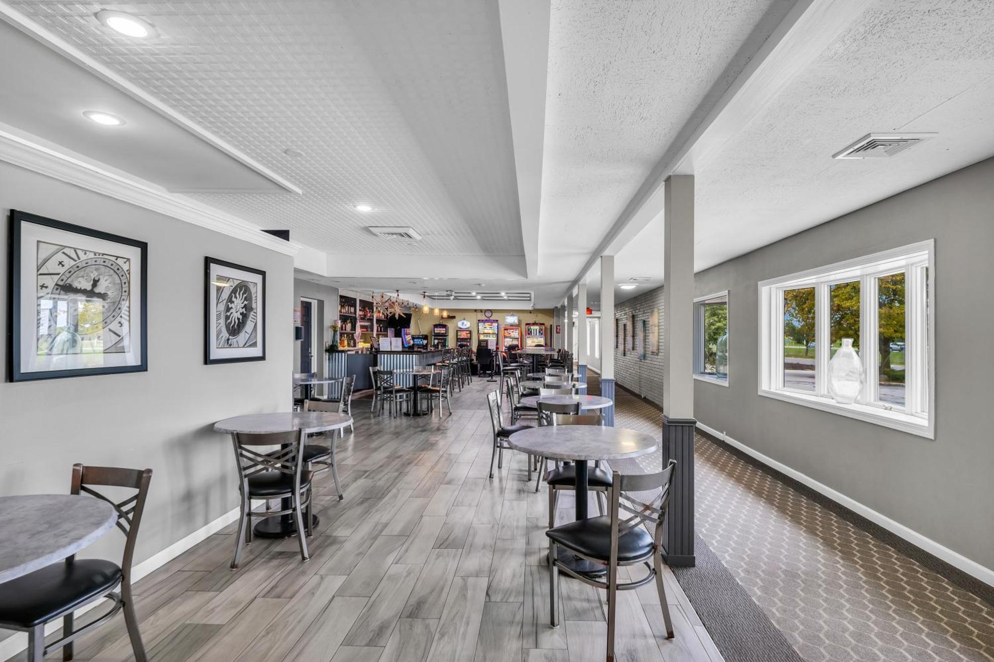 Eastlake Suites Hotel & Conference Center By Oyo Urbana Champaign Exterior foto