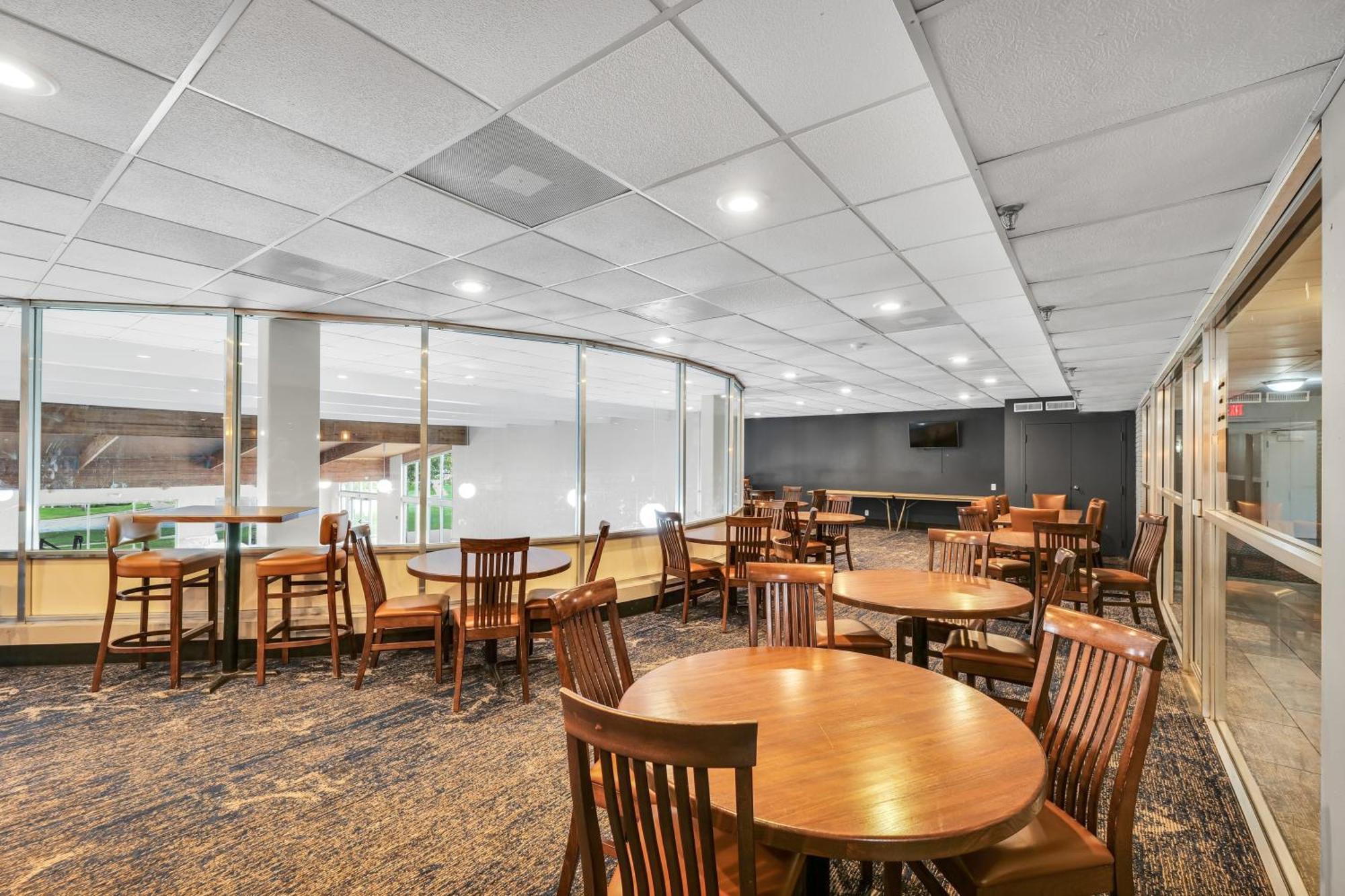 Eastlake Suites Hotel & Conference Center By Oyo Urbana Champaign Exterior foto